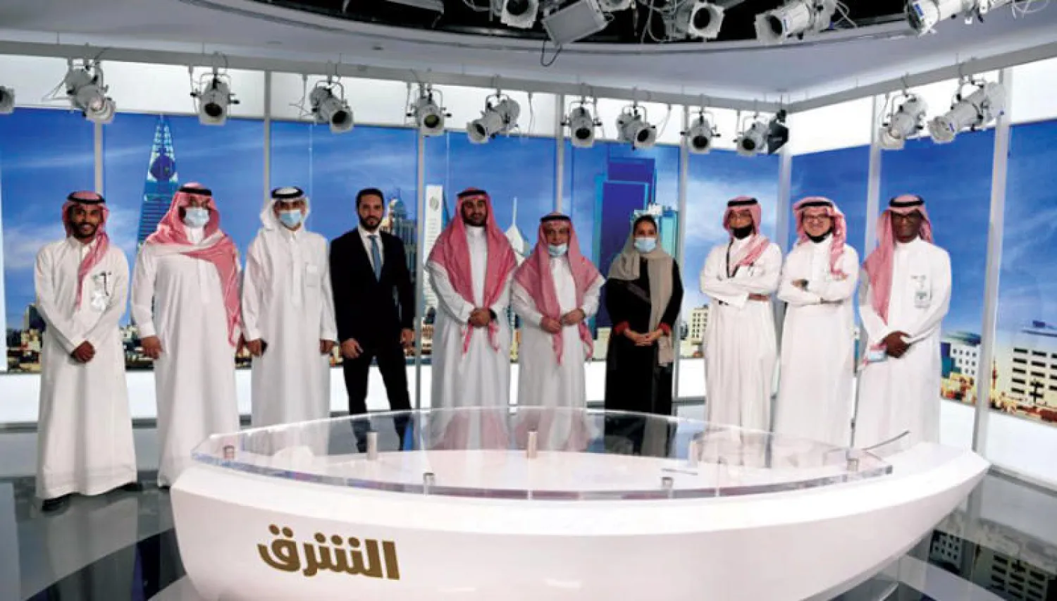 المهندس عبد الرحمن إبراهيم الرويتع رئيس مجلس إدارة «المجموعة السعودية للأبحاث والتسويق» وجمانا الراشد الرئيسة التنفيذية في أحد استوديوهات «الشرق» في الرياض (تصوير: بشير صالح)