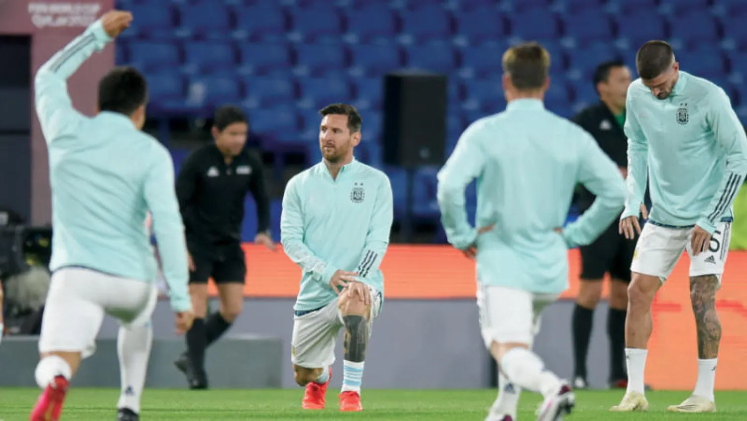 ميسي يتوسط لاعبي الأرجنتين خلال التدريبات استعداداً للجولة الثالثة من تصفيات كأس العالم (رويترز)