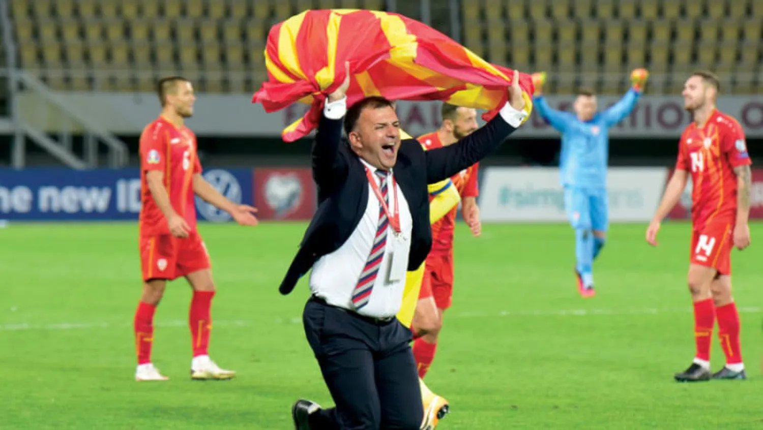 إيغور أنغلوفسكي مدرب مقدونيا الشمالية بات على بعد خطوة من إنجاز تاريخي (رويترز)