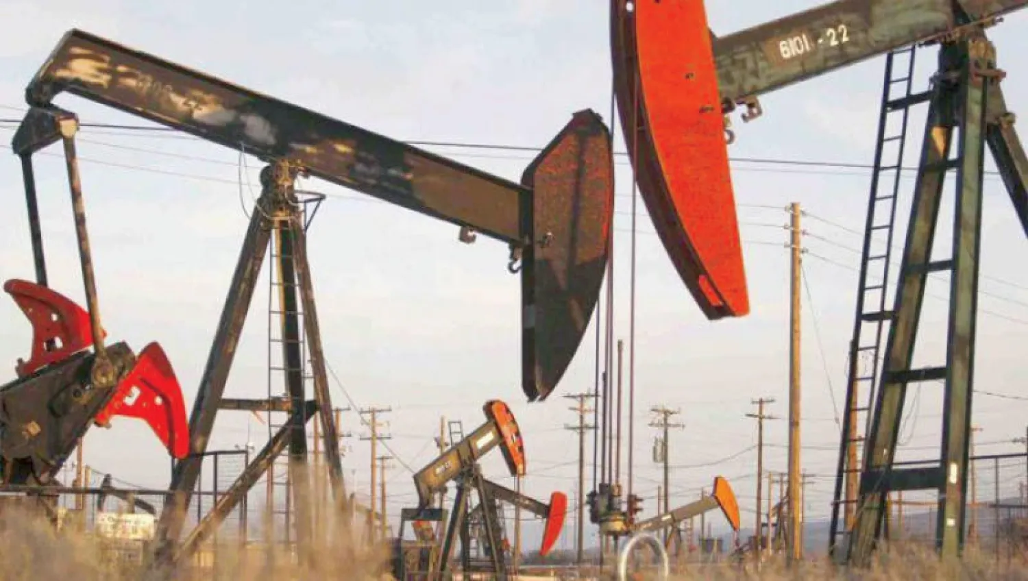 تقرير «أوبك» الشهري أمس لم يأخذ في الحسبان إيجاد لقاح لـ«كورونا» (رويترز)