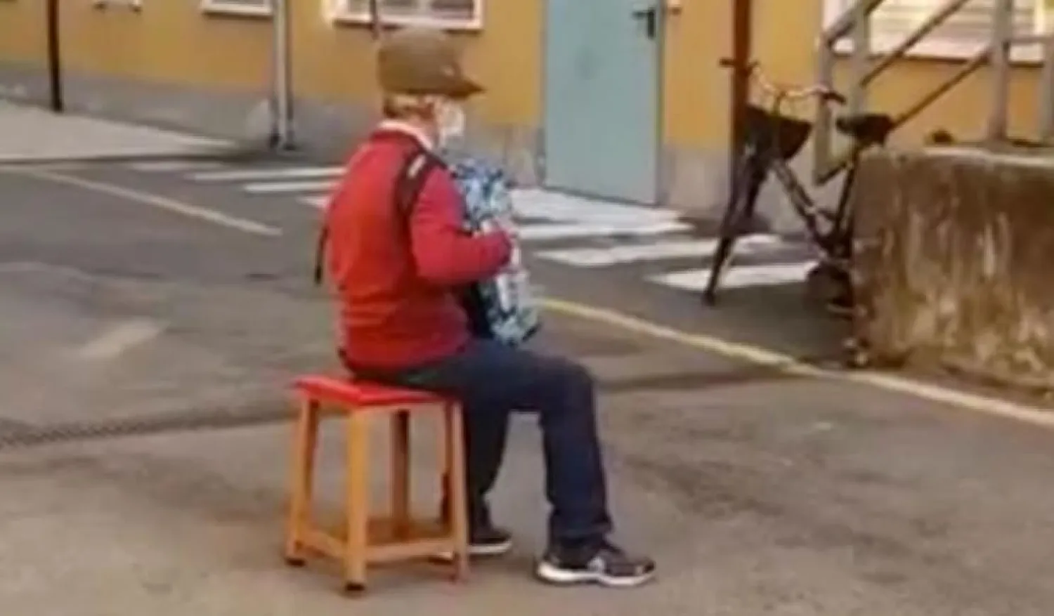 ستيفانو بوزيني خلال عزفه في الشارع لزوجته (سي إن إن)