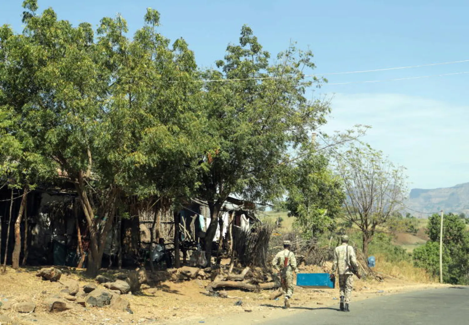عناصر من القوات الخاصة في إقليم أمهرة خلال دورية قرب الحدود مع تيغراي (رويترز)