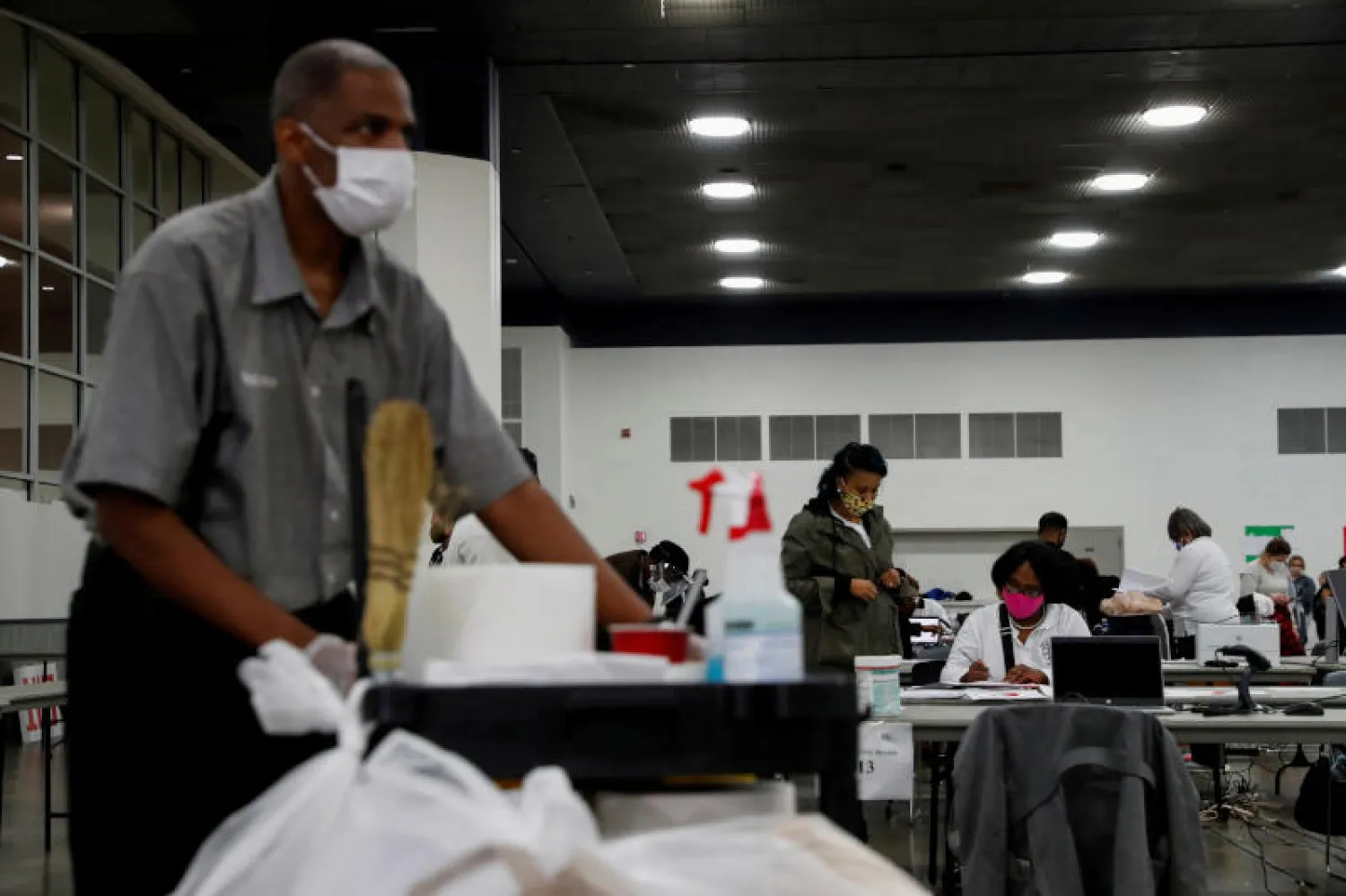 جانب من عملية فرز الأصوات في مدينة ديترويت بولاية ميشيغان الأميركية (رويترز)