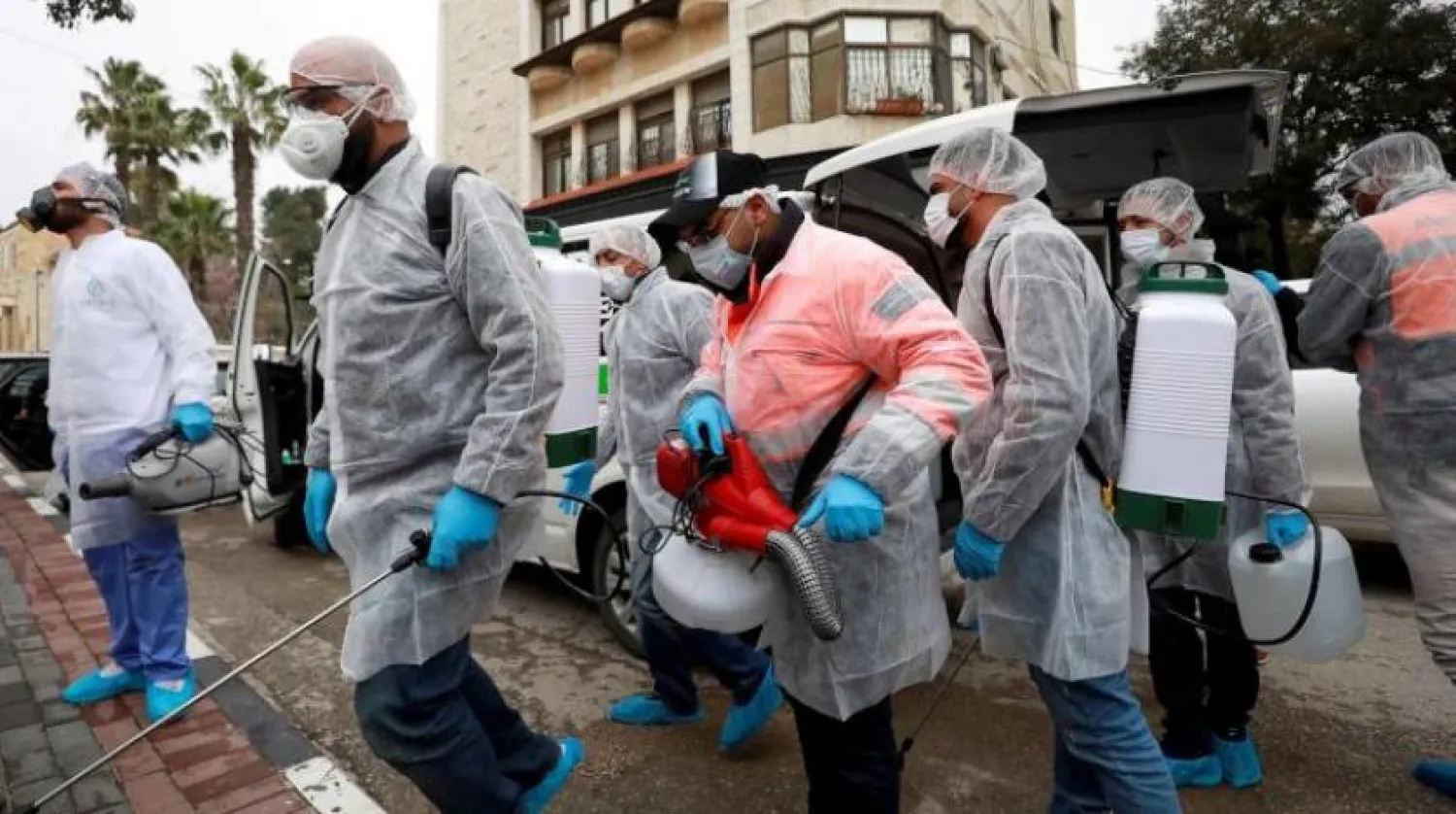 Ramallah'ta koronavirüsüne karşı önleyici tedbirler kapsamında sokaklar sterilize ediliyor (Reuters)
