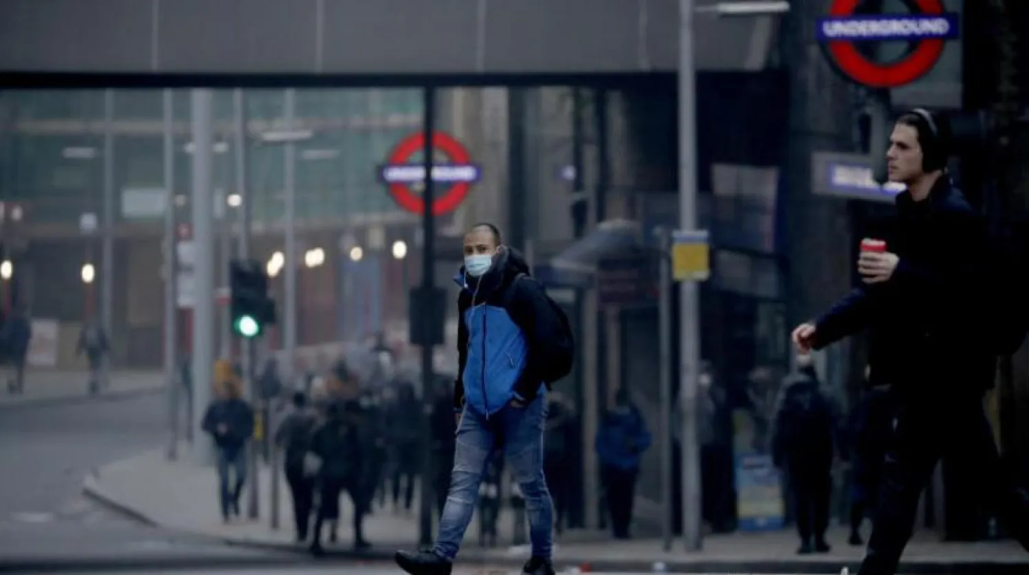 Sokakta maske takan insanlar (AP)