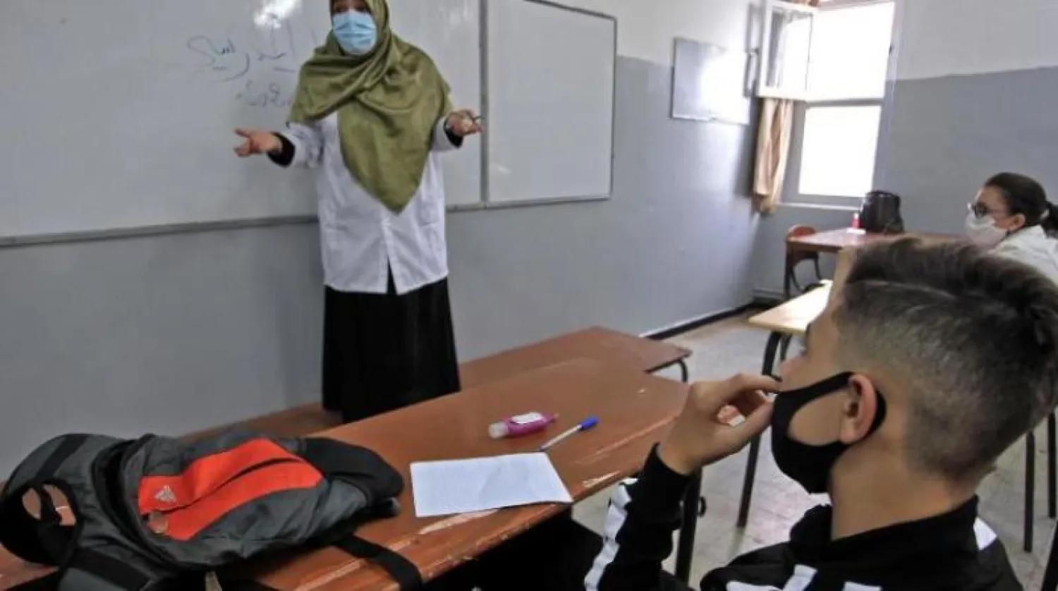 طلاب يرتدون الكمامات في مدرسة بالعاصمة الجزائر (أ.ف.ب)