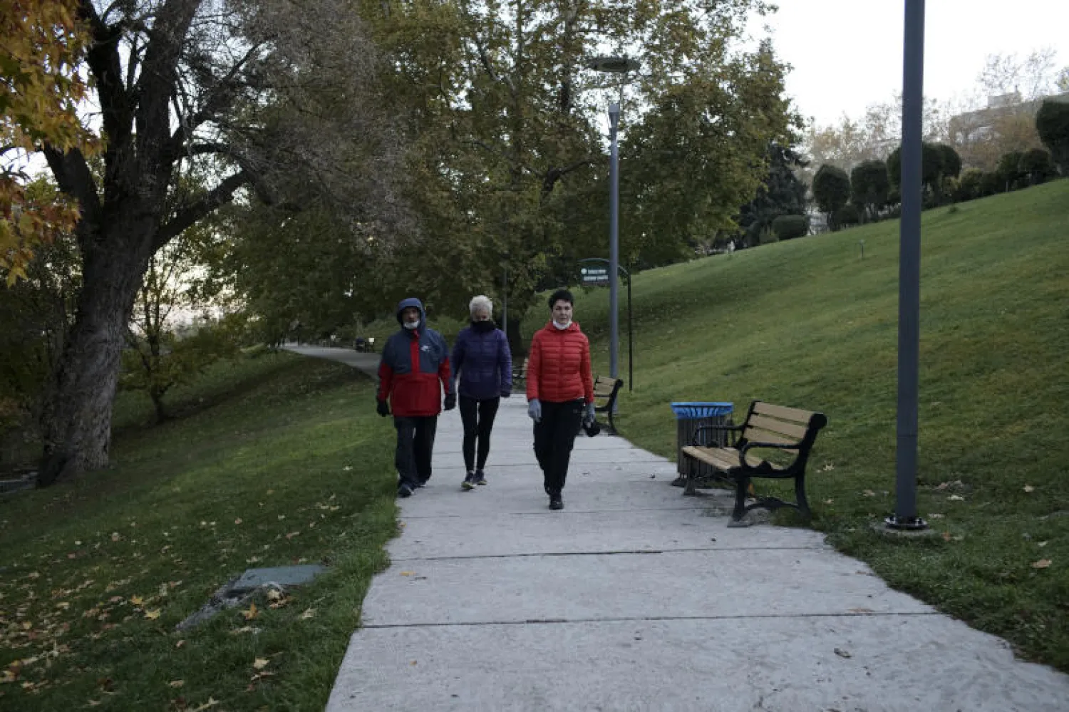 مواطنون يتجولون في حديقة عامة بأنقرة (أ.ب)