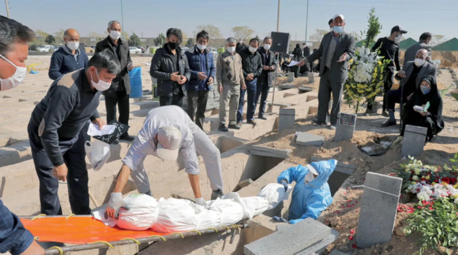 دفن أحد ضحايا «كورونا» في طهران (أ.ب)