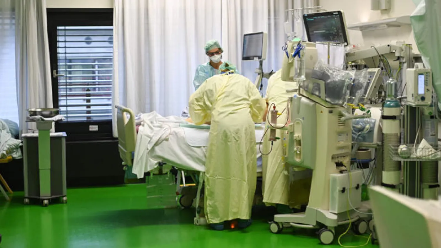 فريق طبي في غرفة للعناية الفائقة لكورونا في أحد مستشفيات ألمانيا (أ.ف.ب)