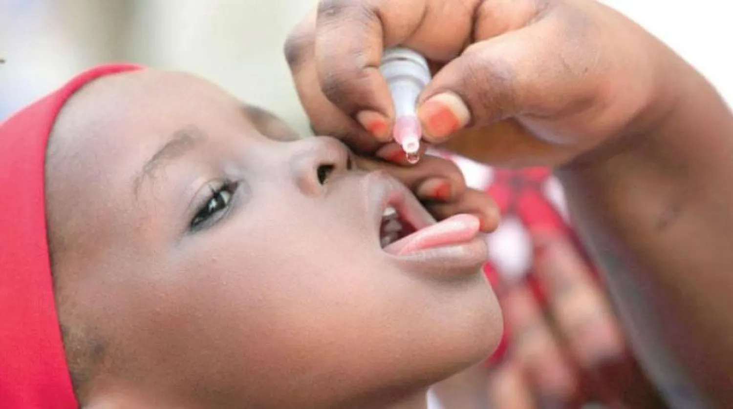 طفل نيجيري يتلقى جرعة من تطعيم الوقاية من شلل الأطفال (أرشيفية - أ.ب)