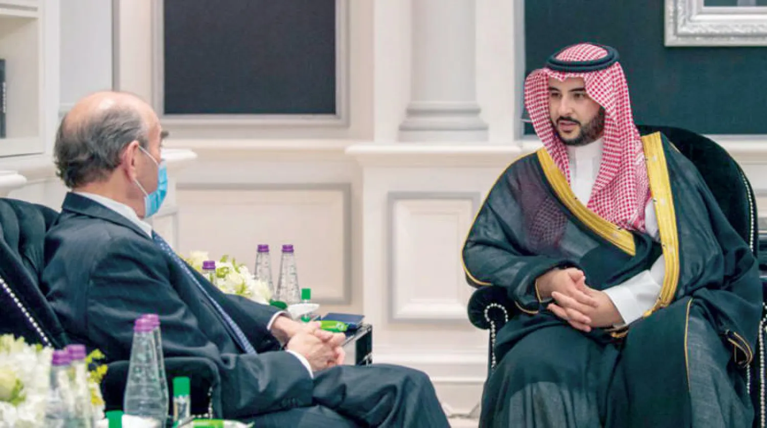 نائب وزير الدفاع السعودي خلال لقائه المبعوث الأميركي الخاص بإيران (الشرق الأوسط)