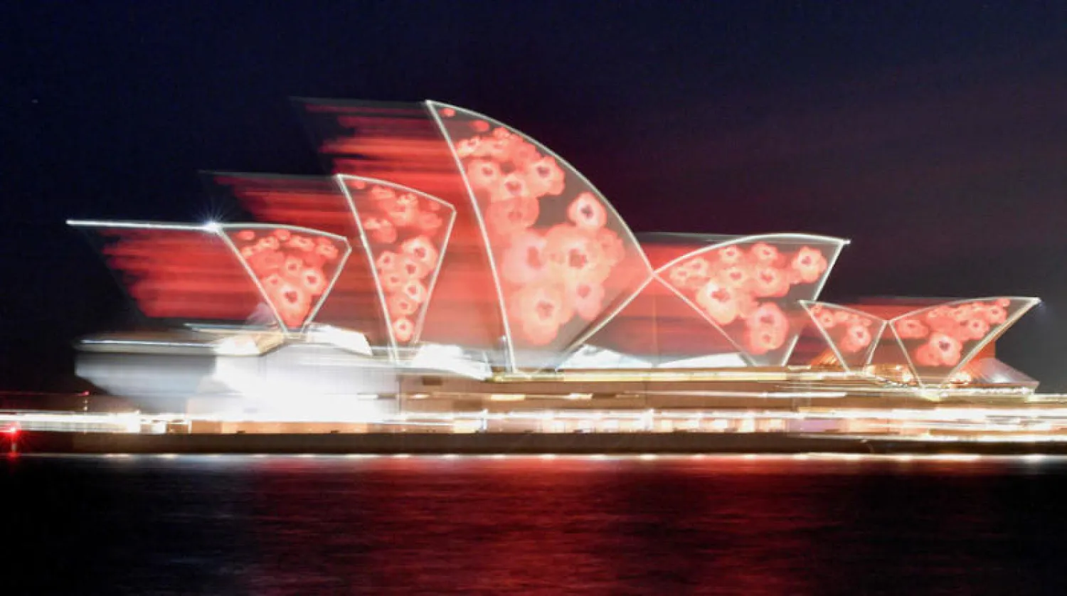 صور زهور الخشخاش تُضيء أشرعة دار أوبرا سيدني (أ.ف.ب)