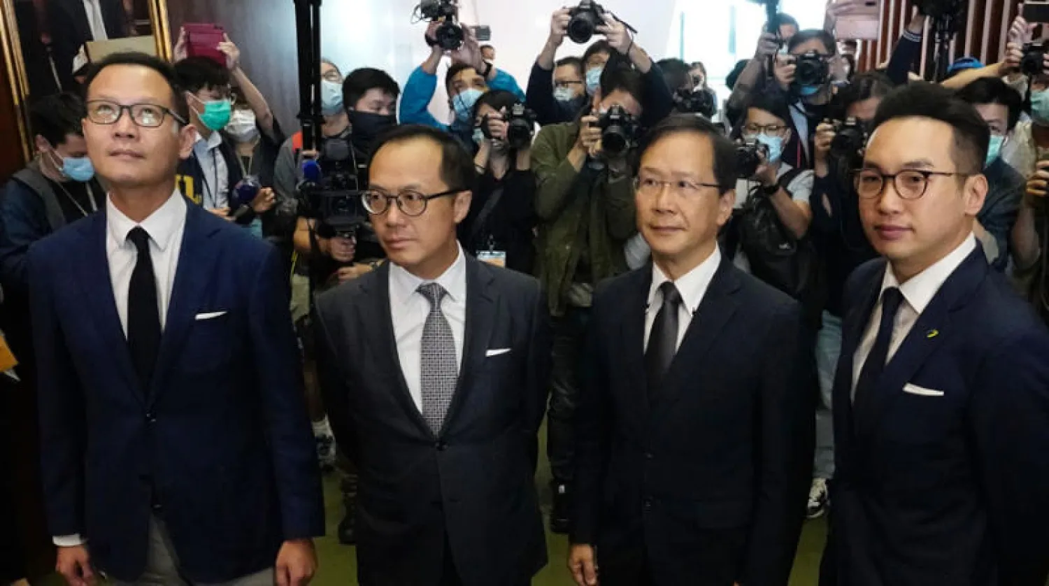 نواب مؤيدين للديمقراطية في برلمان هونغ كونغ خسروا مقاعدهم بعد قرار صادقت عليه «اللجنة الدائمة للمجلس الوطني لنواب الشعب» الصيني (أ.ب)