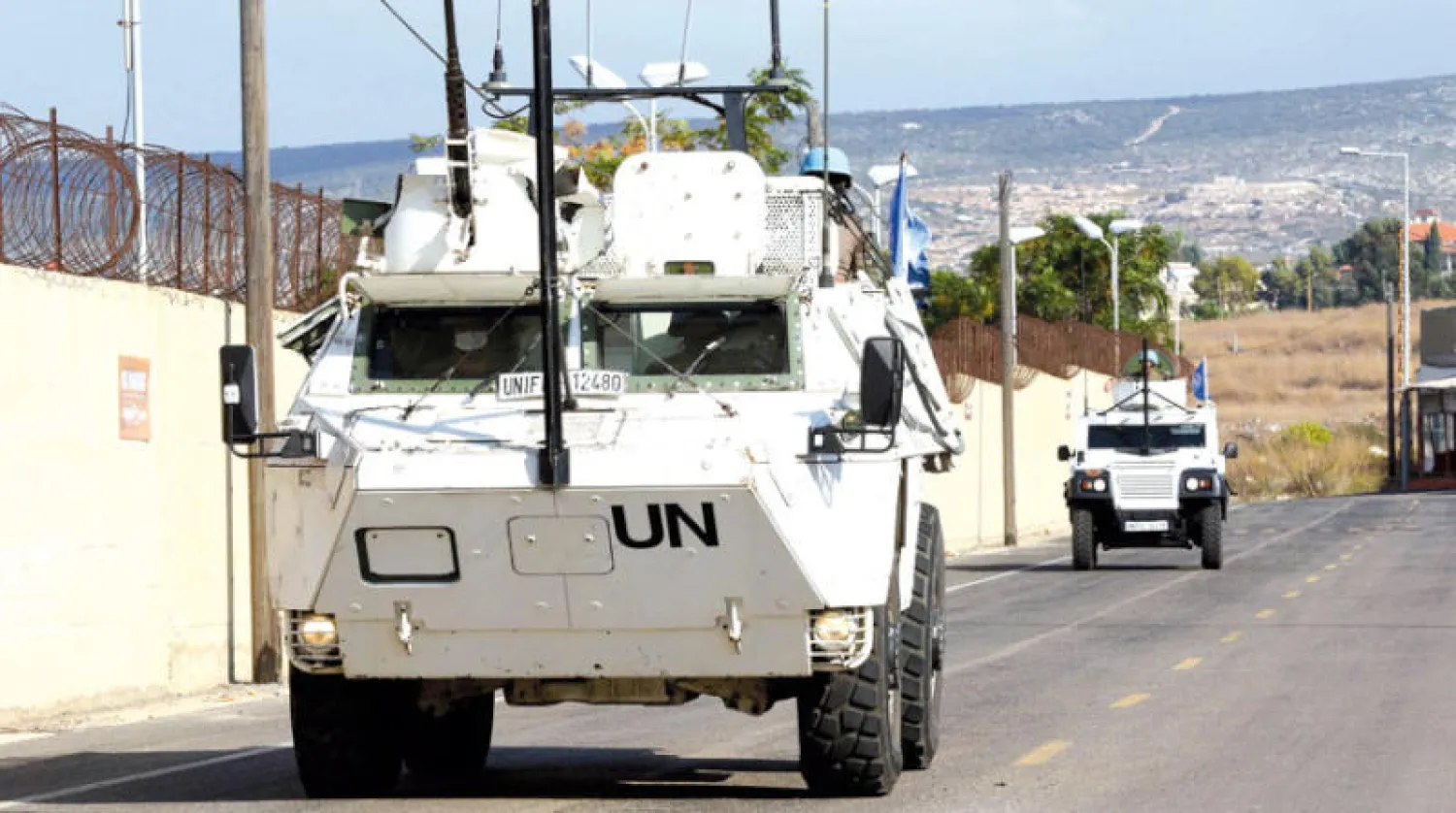 دورية للقوات الدولية في بلدة الناقورة على الحدود بين لبنان وإسرائيل أمس (أ.ف.ب)