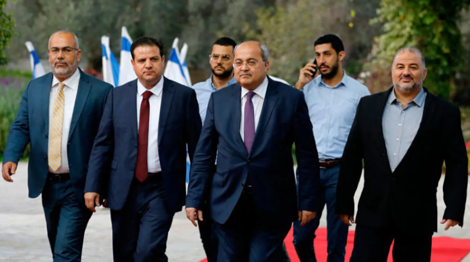 «القائمة المشتركة» بلقاء نتنياهو في 2109 للتشاور حول تشكيل الحكومة الإسرائيلية... ويبدو إلى اليمين من الخلف منصور عباس (أ.ف.ب)