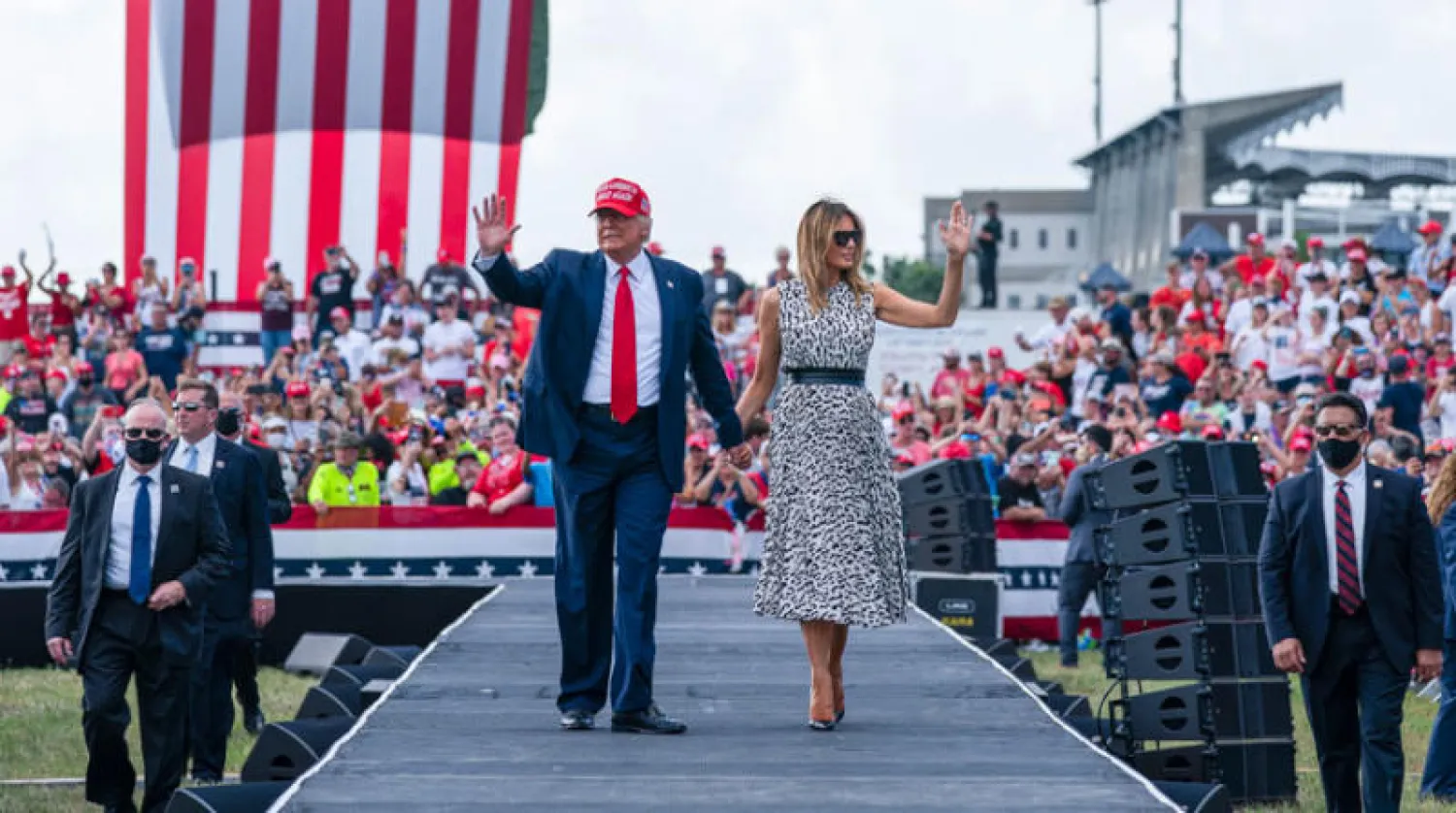 صورة أرشيفية لترمب وميلانيا في تجمع انتخابي بتامبا في 29 أكتوبر الماضي (أ.ب)