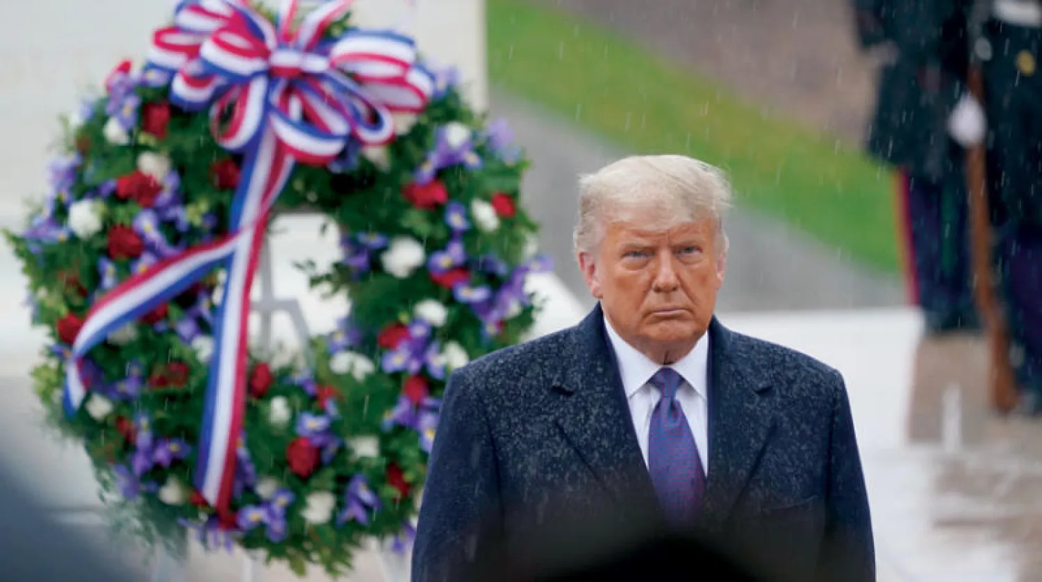 ترمب شارك في إحياء يوم المحاربين القدامى بمقبرة أرلينغتون الوطنية أمس (إ.ب.أ)