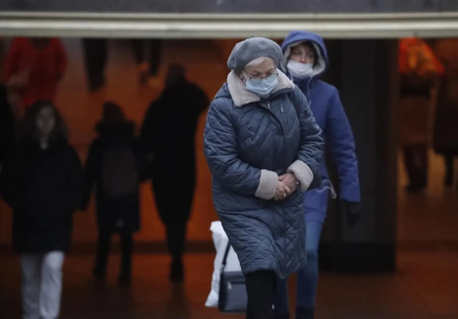 سيدتان ترتديان قناعي وجه واقيين في سانت بطرسبرغ  روسيا (إ.ب.أ)