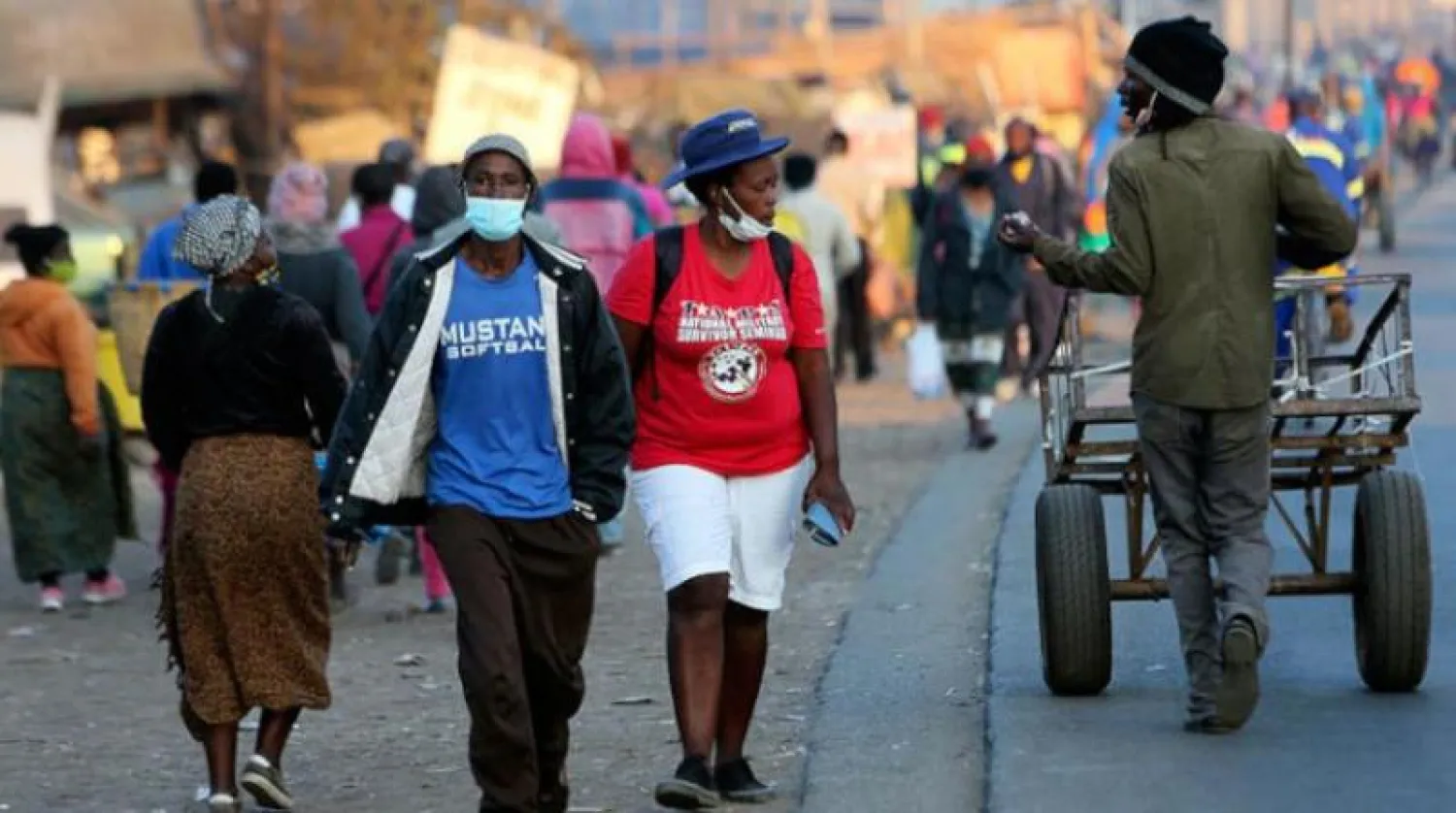 أشخاص يسيرون في أحد شوارع زيمبابوي (أرشيفية - أ.ب)