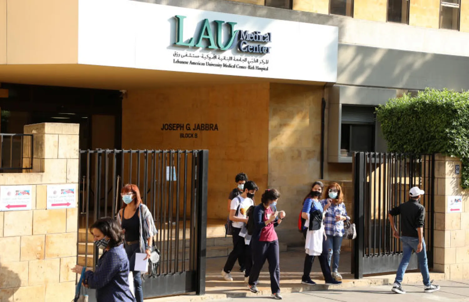 مدخل مستشفى رزق في بيروت (رويترز)