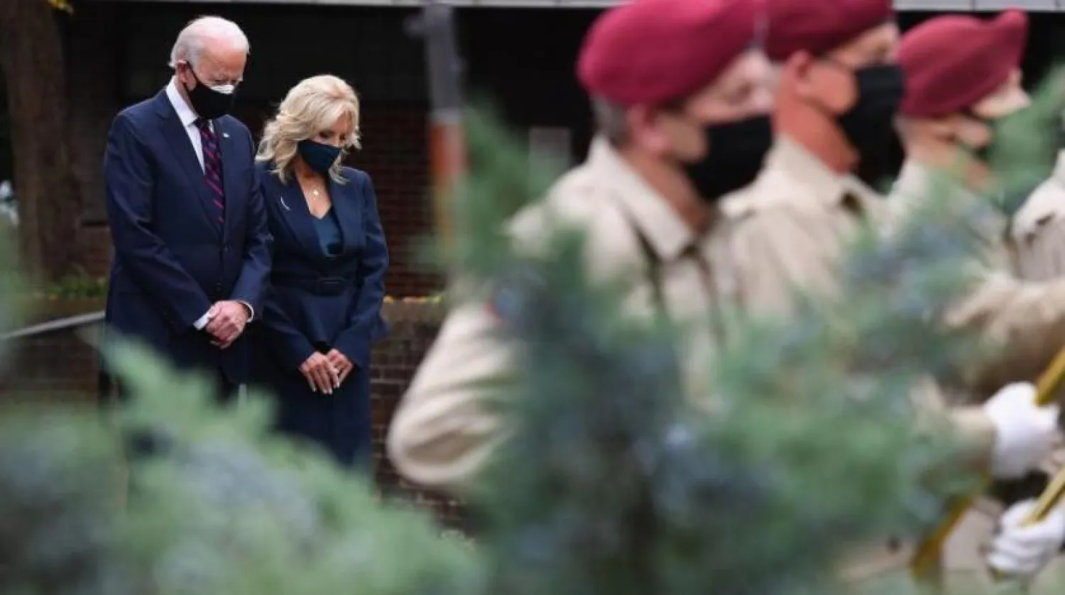 ABD Başkanı seçilen Joe Biden ve eşi Jill Biden, Gaziler Günü’nde Philadelphia’daki Kore Savaşı Anıtı’na çelenk koydu (AFP) 