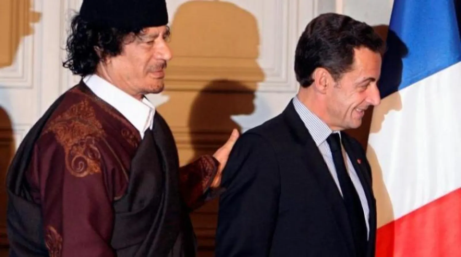 الرئيس الفرنسي الأسبق نيكولا ساركوزي مع العقيد الليبي الراحل معمر القذافي (أرشيفية - رويترز)
