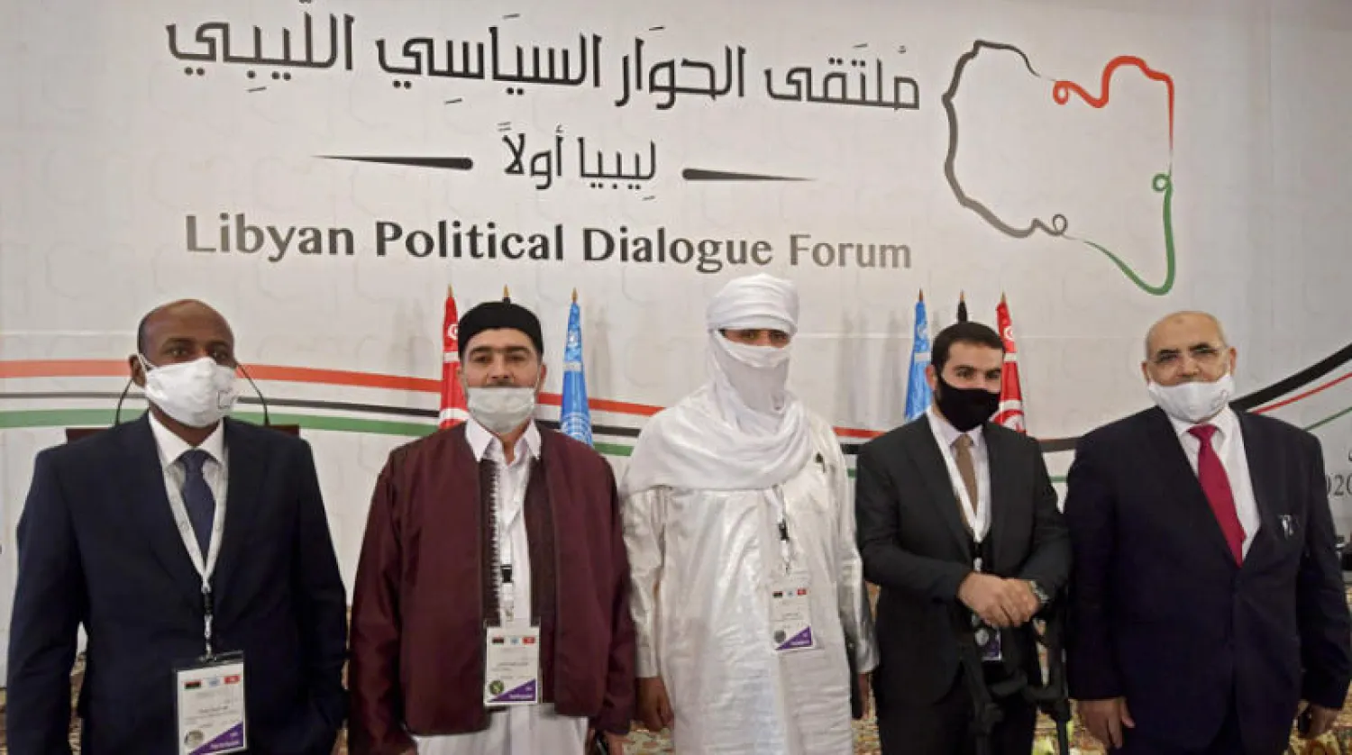 عدد من المشاركين في الحوار الليبي الذي تواصل أمس في العاصمة التونسية لليوم الرابع على التوالي (أ.ف.ب)