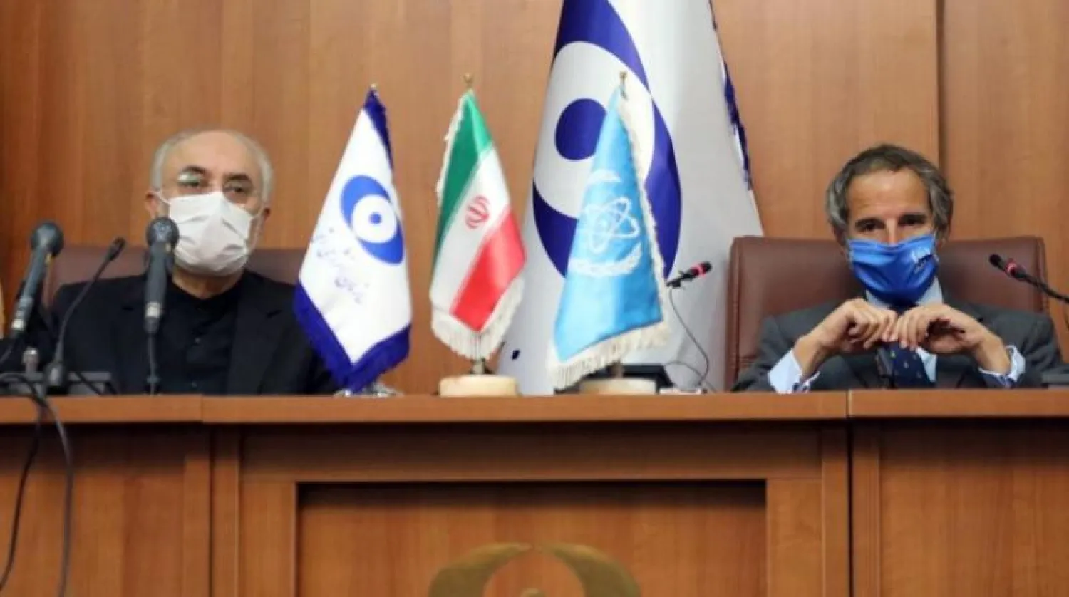 رئيس منظمة الطاقة الذرية الإيرانية علي أكبر صالحي والمدير العام للوكالة الدولية للطاقة الذرية رافائيل غروسي يحضران مؤتمراً صحافياً في طهران (أرشيفية - إ.ب.أ)