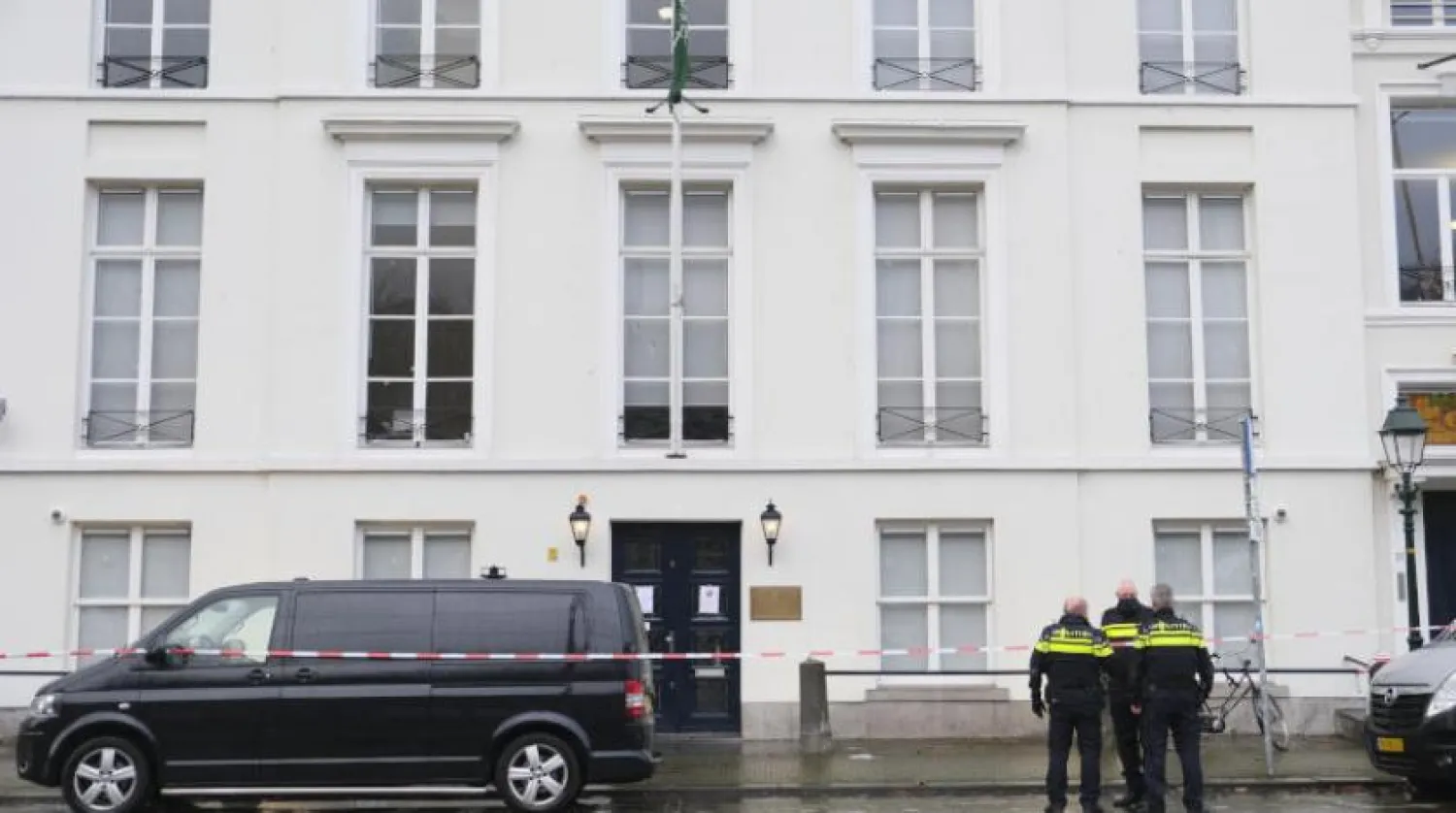 Hollanda polisi Büyükelçilik binası yakınında (AP)