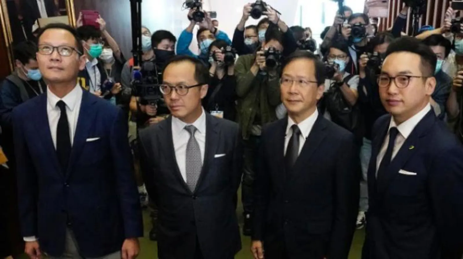 النواب المعزلون في برلمان هونغ كونغ (أ.ب)