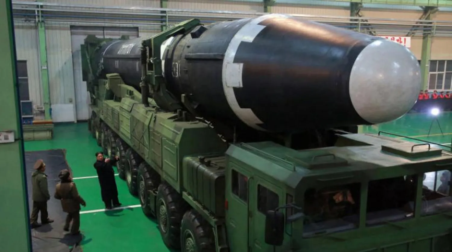 Kuzey Koreli lider kıtalararası balistik füzeyi denetliyor (AP)