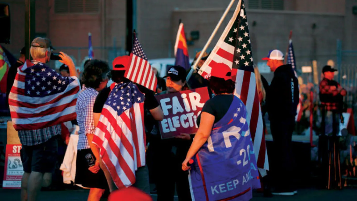 مؤيدون للرئيس الأميركي يطالبون بــ{وقف سرقة الانتخابات» في فينيكس الأربعاء (رويترز)