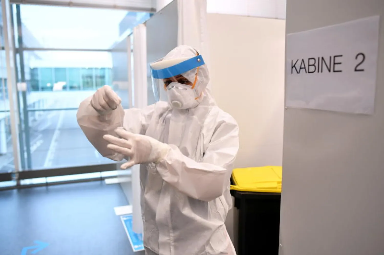 أحد أفراد الطاقم الطبي بأحد مراكز اختبار الكورونا السريعة في ألمانيا(رويترز