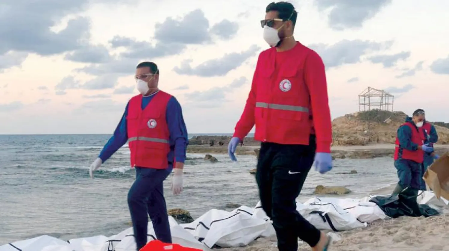 Libya’nın Khoms açıklarında batan teknede hayatını kaybeden göçmenlerin cesetleri (Khoms’daki Kızılay Derneği)