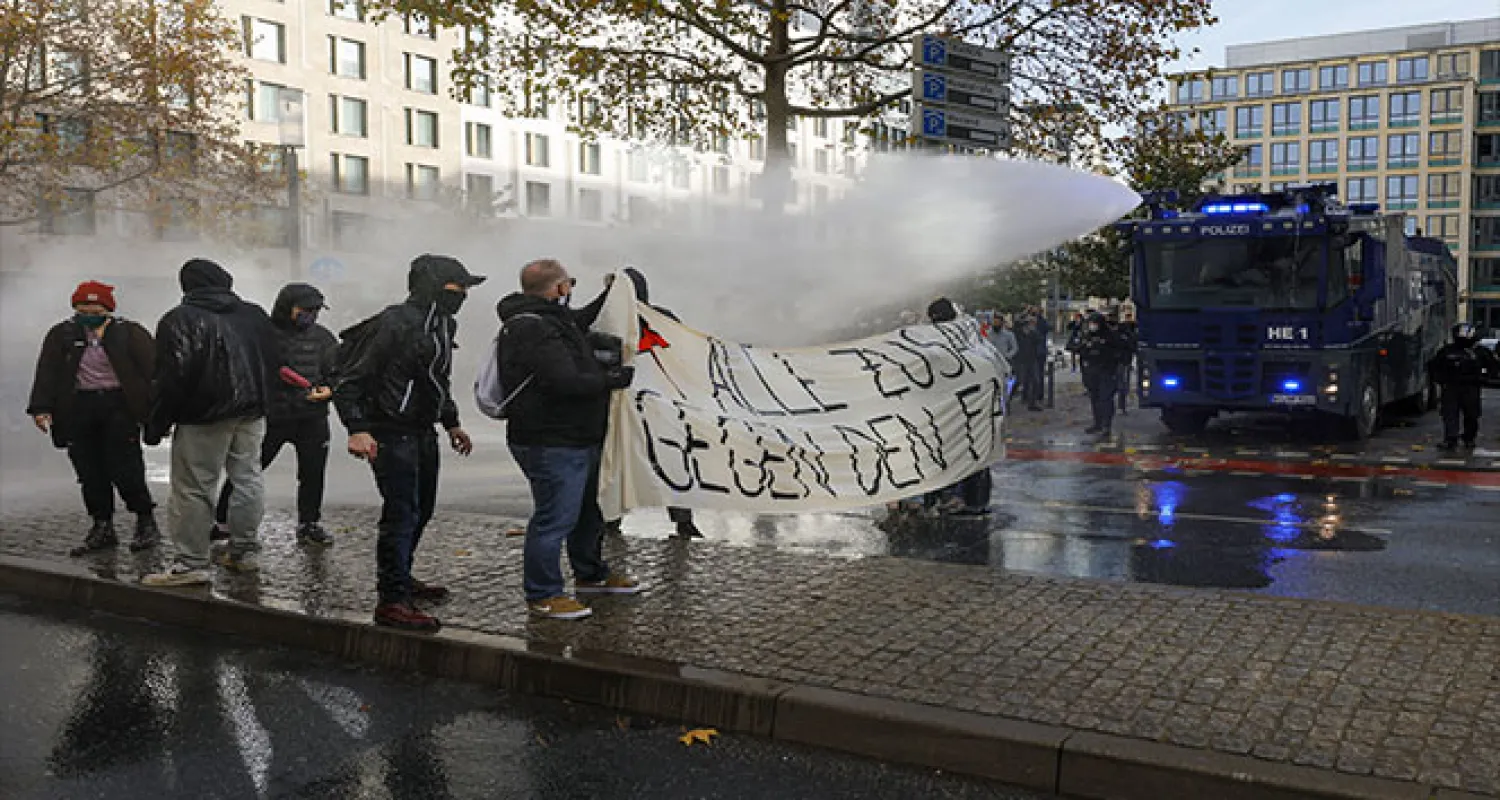 Frankfurt'ta Kovid-19 önlemleri karşıtı protestoya polis müdahalesi