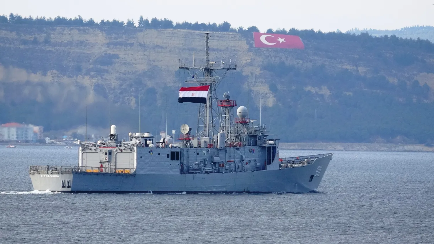 Mısır savaş gemileri Çanakkale Boğazı’ndan geçti