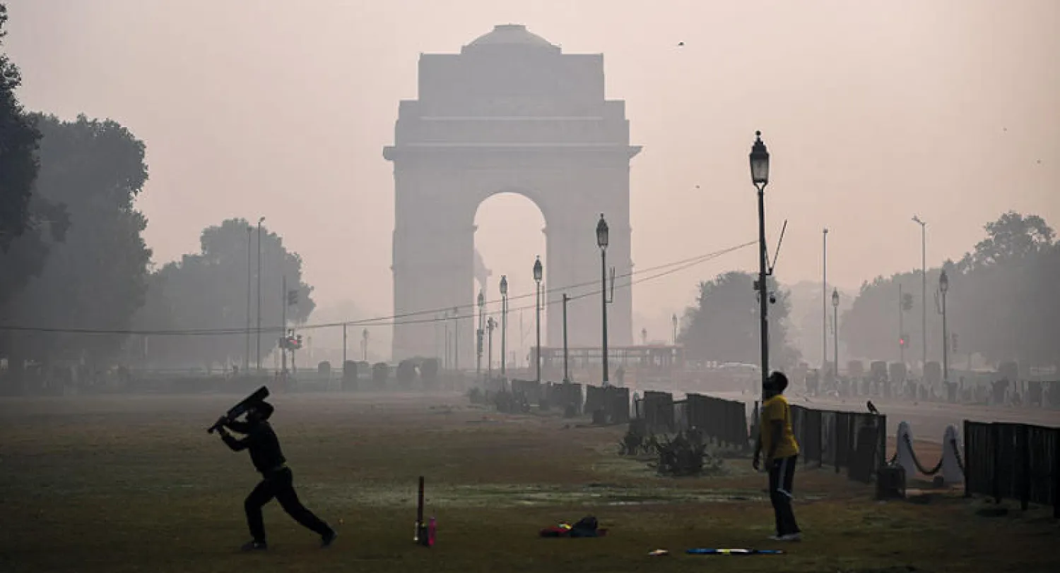 يظهر تلوث الهواء قرب بوابة الهند بعد الاحتفال بمهرجان ديوالي الهندوسي في نيودلهي (أ.ف.ب)