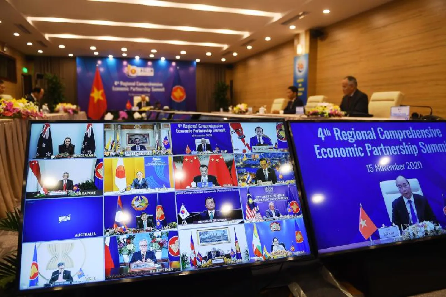 جانب من توقيع اتفاق «الشراكة الاقتصادية الإقليمية الشاملة» عبر الفيديو في هانوي (أ.ف.ب)