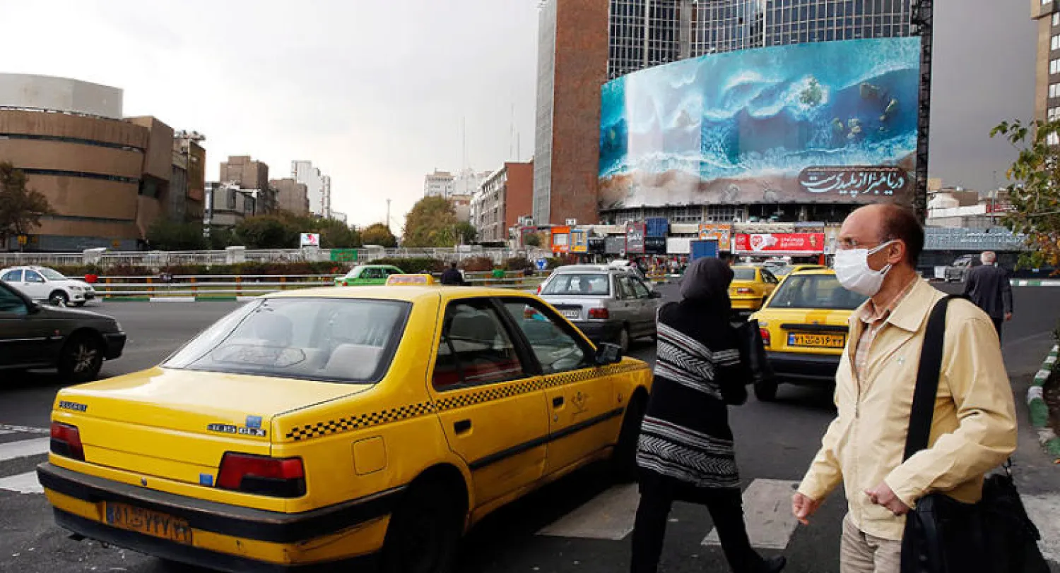 المشاة وحركة المرور وسط العاصمة طهران أمس في الوقت الذي نفت إيران مقتل قيادي «القاعدة» على أراضيها (إ.ب.أ)
