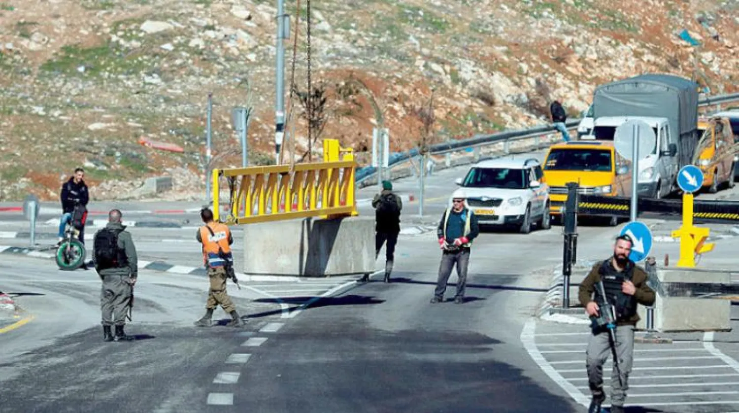 Batı Şeria'da yerleşimcilerle Filistinlileri ayıran Apartheid Caddesi olarak bilinen bir İsrail kontrol noktası (AFP)