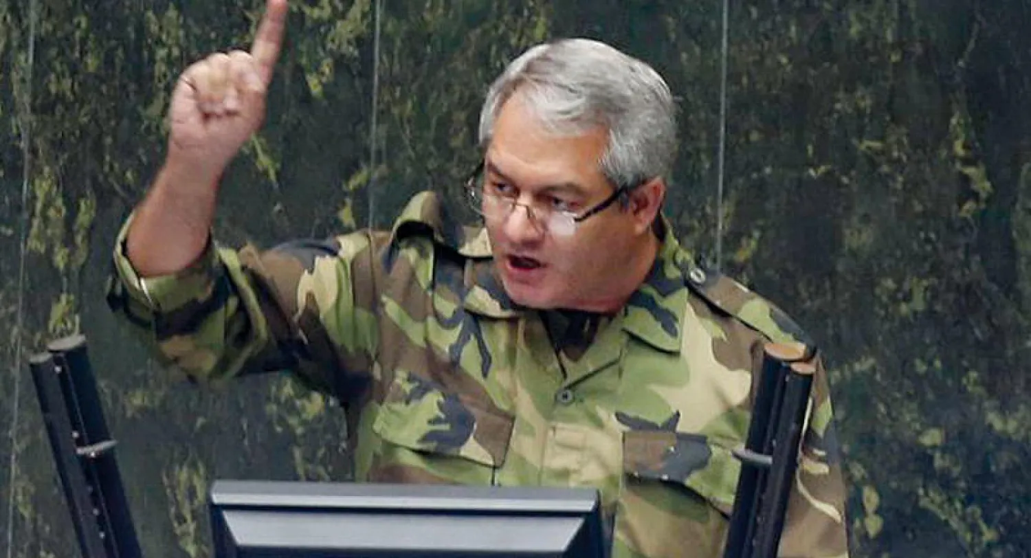 النائب مصطفى قطب آبادي بزي عسكري يعلن إضرابه عن الطعام تضامناً مع من لا يملك قوت يومه (خانه ملت)