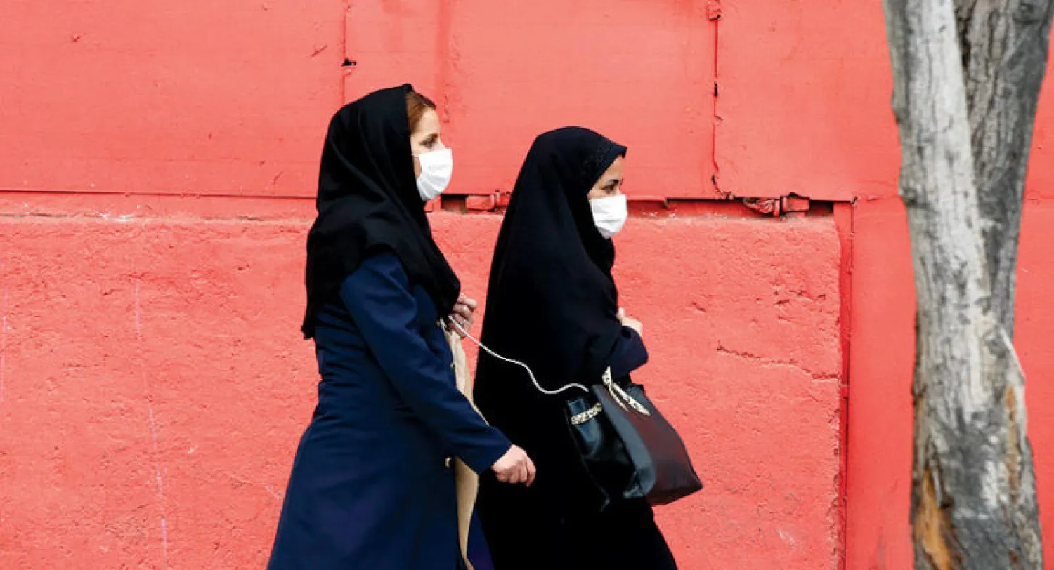 إيرانيتان ترتديان کمامات للوقایة من «كورونا» في طهران (إ.ب.أ)