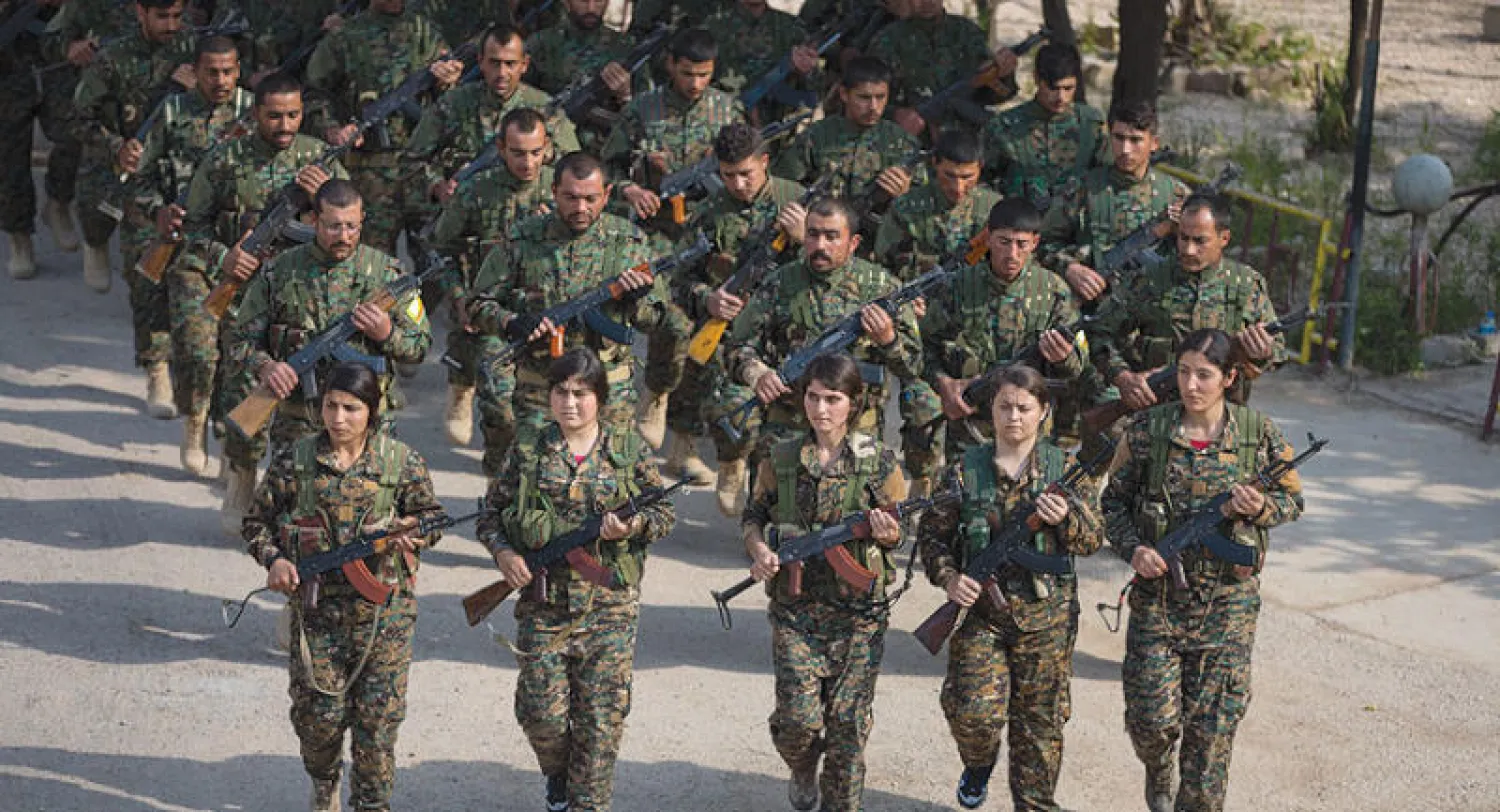 معسكر تدريبي لوحدات حماية المرأة التابعة لـ«قسد» في مدينة القامشلي (الشرق الأوسط)