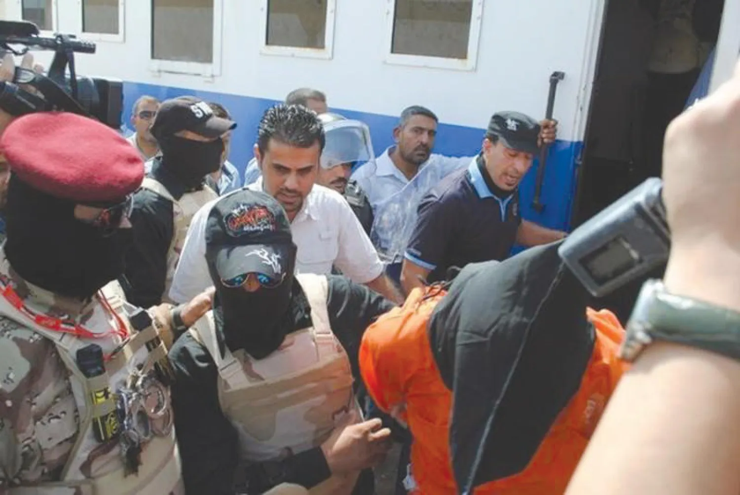 قوات عراقية ترافق شخصاً في سجن الناصرية محكوماً عليه بالإعدام (أرشيفية - رويترز)