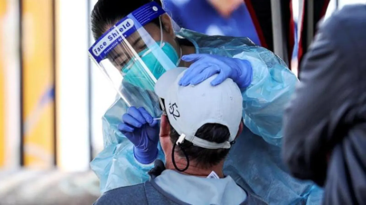 رجل يخضع لفحص الكشف عن فيروس «كورونا» في سيدني (رويترز)