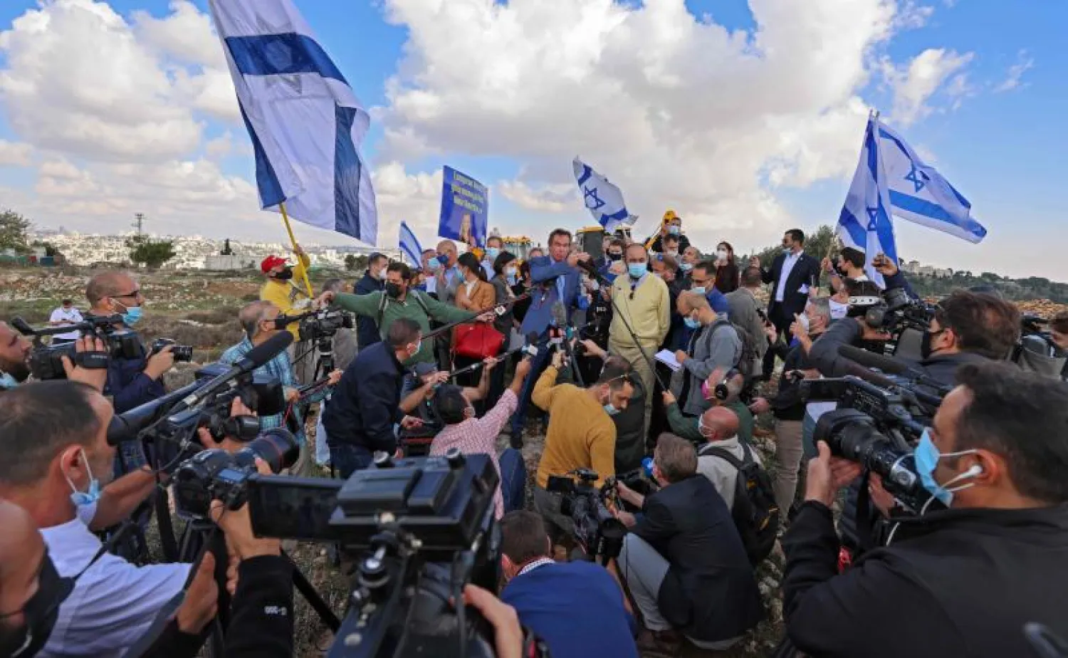 مستوطنون إسرائيليون يمنعون  ممثل الاتحاد الأوروبي في الأراضي الفلسطينية سفين كون فون بورغسدورف من الإدلاء ببيان للصحافة (أ.ف.ب)