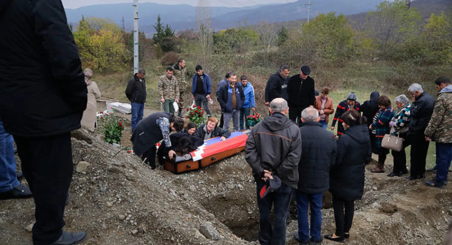 عائلة جندي أرميني قتل في معارك قره باغ تدفنه أمس (أ.ب)