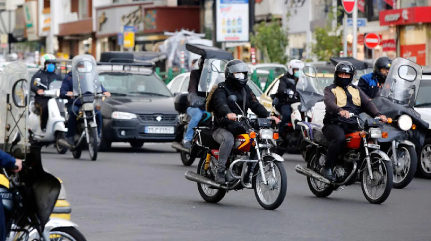 التلفزيون الإيراني حذر أمس من اكتظاظ شوارع طهران بالدراجات النارية التي يلجأ إليها المواطنون للهروب من الزحام المروري (إ.ب.أ)