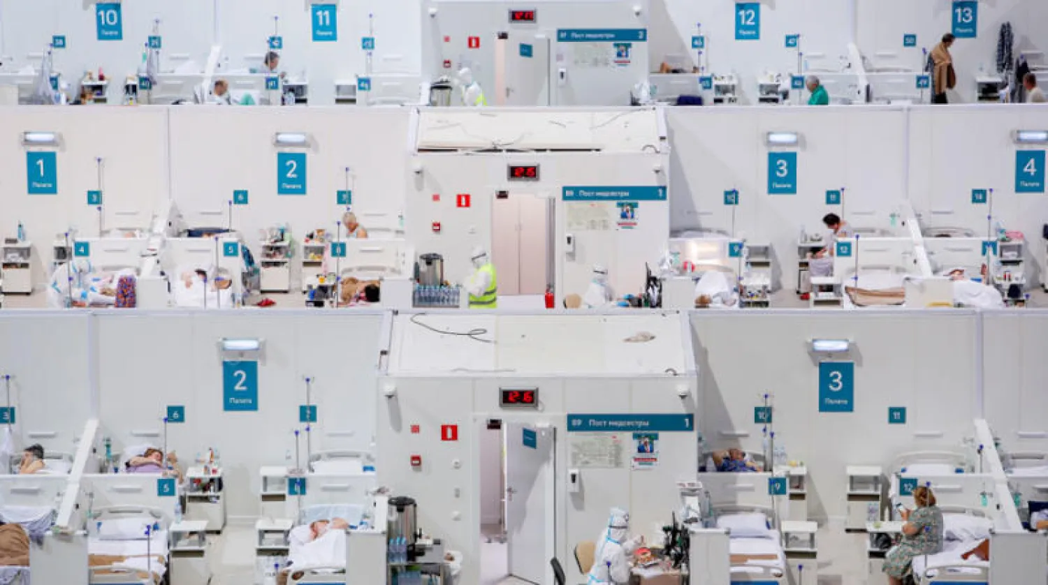 صورة وزعت أمس لمستشفى ميداني لعلاج المصابين بـ«كورونا» في موسكو (رويترز)