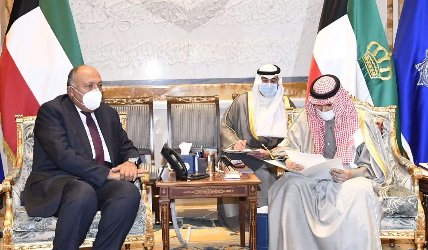 The Emir of Kuwait receives the foreign minister of Egypt. (KUNA)